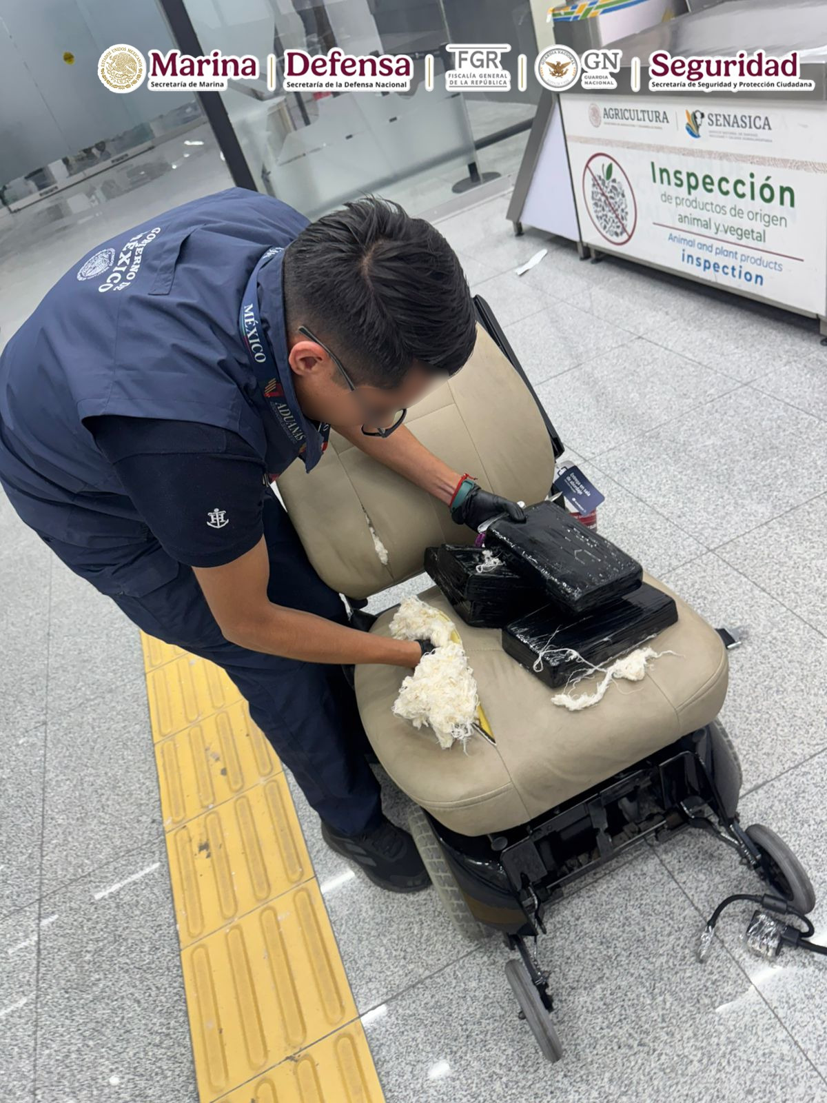 En la aduana del AICM, aseguran más de 8 kilos de cocaína ocultos en una silla de ruedas